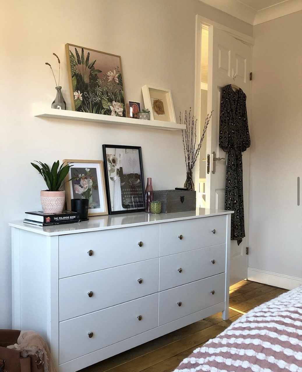 chest of drawers before transformation