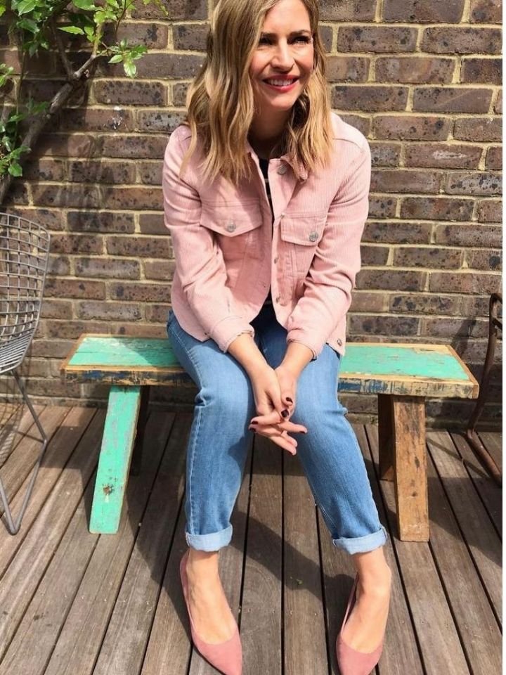Rachel wearing light denim jeans with pastel colours